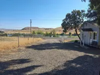 Comfort & River Views! 2-bedroom house in charming Asotin, Washington.