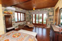 Beachfront, Stone-Built, Beautifully-Appointed, Spacious 5-bedroom Villa. Hotels in Edipsos