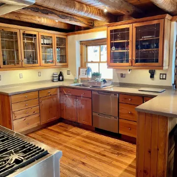 Cozy 3-Bdrm Log Cabin Retreat in Truckee, Sleeps-8, Hot Tub, 2 Acres of Serenity