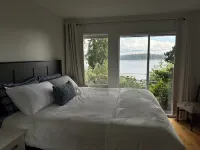 Ocean, mountain and harbour views. Family friendly house.