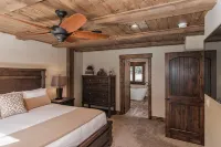 Mountain Top Luxury Retreat - Elegant Cabin Near Zion and Bryce