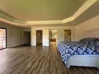 Spacious 4300 sq ft Bay Escape – On Golf Course & Near to Beach and Trials