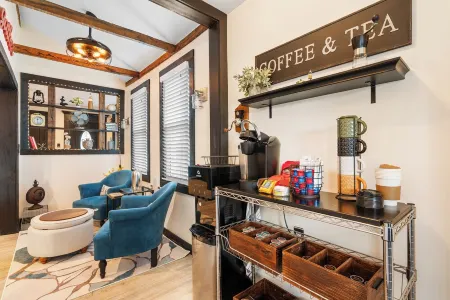 Luxurious 1875 centrally located Canton/Akron home, lg MBR, garden & sunset view Отели в г. Гринтаун