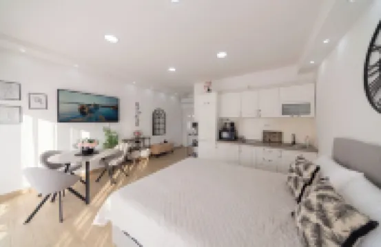 Charming 1-bedroom apartment in fabulous Tivat with Balcony, WiFi 酒店