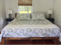 The Little Red Cottage - A cozy home steps away from private beach & wine trail. Hotels in Riverhead