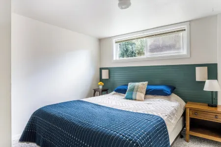 Spacious unit in historic neighborhood with mountain and downtown views