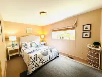 Relax at The Deep Blue Nest –Family Friendly Getaway by the Ocean & Private Yard