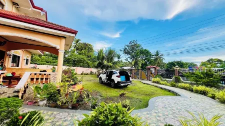 Chateau La Princesa with lovely garden & bar "family friendly villa" Отели в г. Пуэрто-Принсеса