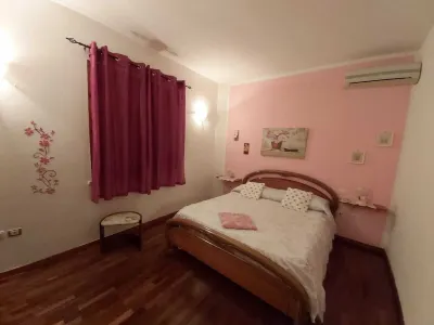 THE PINK HOUSE - LOVELY TWO-ROOM APARTMENT IN THE HINTERLAND OF CAGLIARI Hotel in zona Chiesa di Sant'Ambrogio