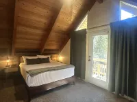 Chalet Squatch - Cozy-Luxe Cabin Near Village & SHARC!