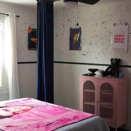 NEW DOWNTOWN TUPELO- HOUND DOG BUNGALOW -ROCK-N-ROLL themed 1BR 1B Shotgun style