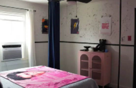 NEW DOWNTOWN TUPELO- HOUND DOG BUNGALOW -ROCK-N-ROLL themed 1BR 1B Shotgun style