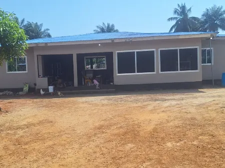 Charming 2-bedroom house with WiFi, AC in nice Marshall Hwy Отели в г. Mambah-Kaba