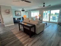 Canal Front Bay View minutes from Beach, 3-bedroom house in tranquil SGI FL