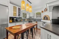 Vacation home, 250 m from the beach Hotels in Théoule-sur-Mer