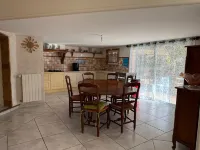 Type 2 apartment in the heart of the Provencal countryside with swimming pool and parking lot Hotels in Auriol