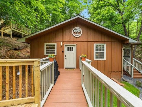 Cozy cabin centrally located with Wi-Fi ,hot tub, AC,  pool table, fire pit