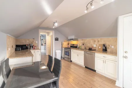 Relaxing Retreat in the Heart of Lombard + Laundry Отели рядом с достопримечательностью «Drury Lane»