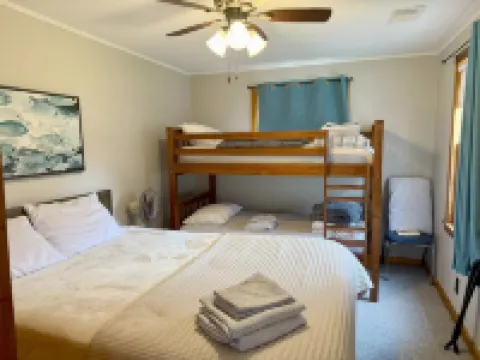 Charming 2-bedroom cabin on Shawano Lake, 30 minutes from Lambeau Field