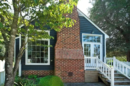 Private 2,000 Sq Ft Cottage in Historic Yorktown- w/ trolley access Отели рядом с достопримечательностью «Национальный исторический парк Йорктаун Батлфилд | Колониал»