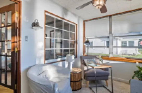 Tranquil Beachfront Escape with Jacuzzi and Lake Views - Charming Hideaway