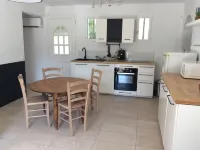 House in Provence, 15 minutes from the beach, 20 minutes from Aix and Marseille. Hotels in Auriol