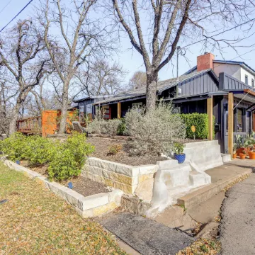 Creekside Cottage w/ Deck & Hot Tub in Belton