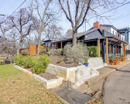 Creekside Cottage w/ Deck & Hot Tub in Belton Hotels in Belton