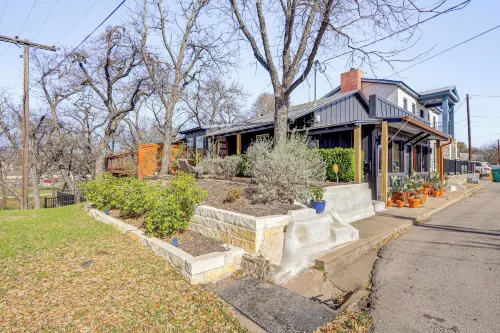 貝爾頓溪畔小屋，帶甲板和熱水浴缸