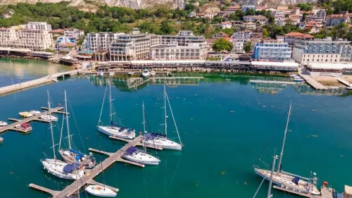 Spacious 2-bed apartment on the beach & a Sea-view large terrace Hotels in Balchik