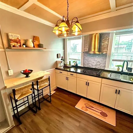 Step into a serene stay where electric charm meets cozy coastal tranquility. Отели в г. Потакет