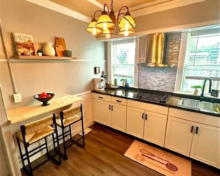 Step into a serene stay where electric charm meets cozy coastal tranquility. ポータケットのホテル