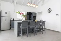 Villa Avec Piscine, Spacieuse, Calme, au Centre du Nord Grande-terre