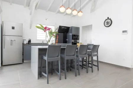 Villa Avec Piscine, Spacieuse, Calme, au Centre du Nord Grande-terre