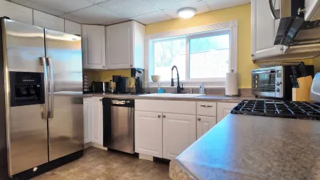 Spacious 2-bedroom Top Unit w/ Laundry 5 Mins to Downtown Concord Отели рядом с достопримечательностью «Колледж НТИ, Конкордс Коммьюнити»