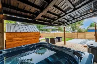 The Georgian Bay Cottage - Hot Tub + Sauna + Fire-pit + More! Hotels in Tay