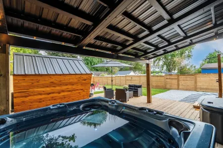 The Georgian Bay Cottage - Hot Tub + Sauna + Fire-pit + More!