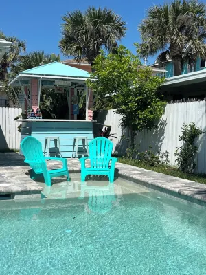 3rd house from beach with heated pool & tiki bar. 2 master suites + 2 bedrooms. - Boutique