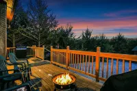 Ranch Cabin w/Hot Tub. Communal Sleeping 2 Queen + Full Trundle