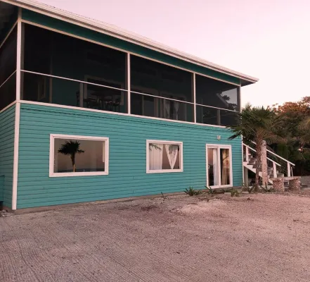 Stunning Oceanfront Home - Casa del Loco Amor Hotels in Utila