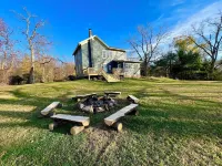 Original Farmhouse at Cottage City, private, spacious, with lake access Hotels in Gorham