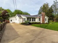 Family House: Pool, Games & Boat Parking Hotels in Huron