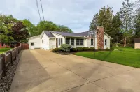 Family House: Pool, Games & Boat Parking