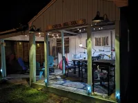 Cheerful & cozy 3 bedroom cottage near lake with hot tub