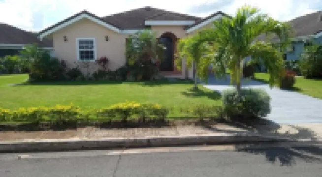 The Blue Jade Ochi - 2Bdrm with WiFi, AC, Hotwater & Security