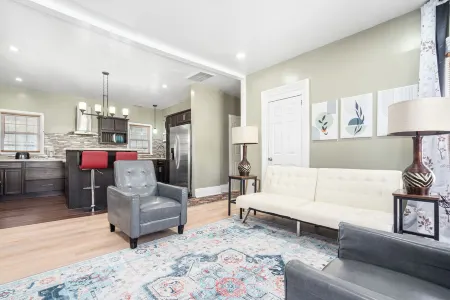 Spacious & Stylish 2-Bedroom Retreat, King Bed, Shared Gazebo