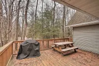 Family Poconos Home w/ Decks, 6 Mi to Skiing! - Kylpylä