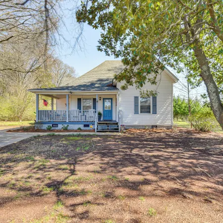 'The Farmhouse' in Fort Lawn w/ Fire Pit & Deck!