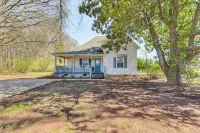 'The Farmhouse' in Fort Lawn w/ Fire Pit & Deck! - Wifi
