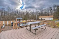 Private Hot Tub & Fireplace: Poconos Home! - que admiten mascotas